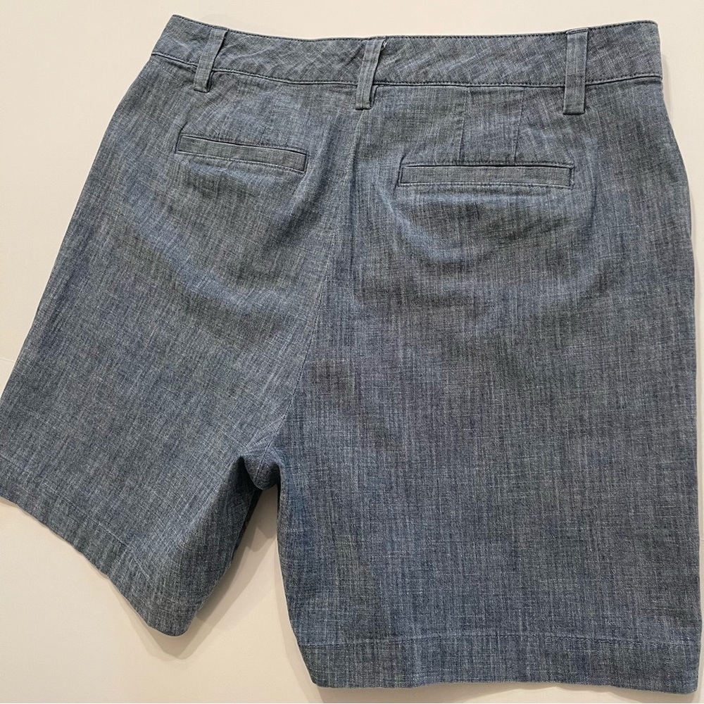 Lands’ End Women's 7" Mid-Rise Chino Tailored Blue Cotton Chambray Shorts 8 - Picture 7 of 10